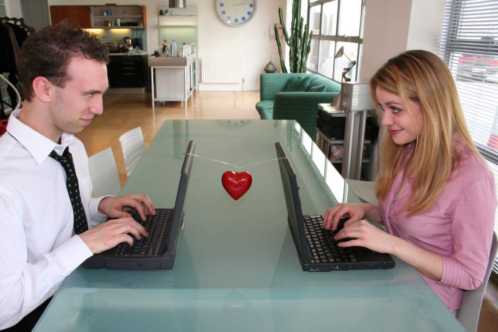 ¿Pueden despedirme por mantener una relación amorosa en el trabajo?